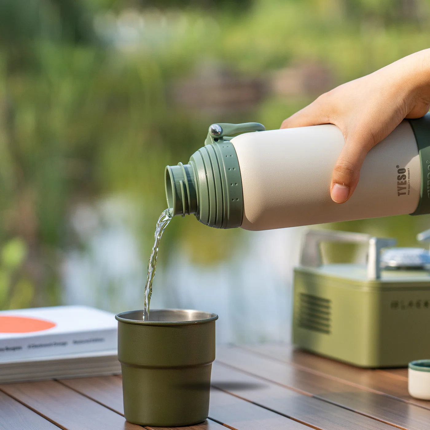 Tyeso Switch Lid Water Bottle with Handle 750ml