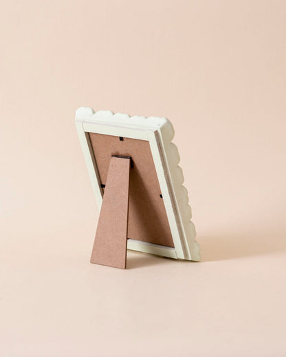 Vintage Scalloped Edge Photo Frame